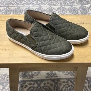 Steve Madden Ecentrcq quilted slip on women 7.5B